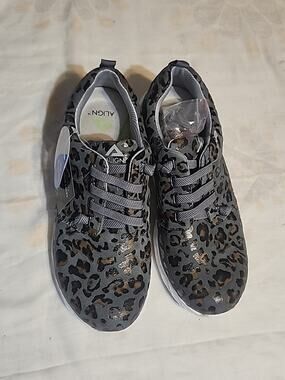 Align Velocity Shoes 8W Jaguar Print Gray Slip-On Stretch Laces Slip Resistant